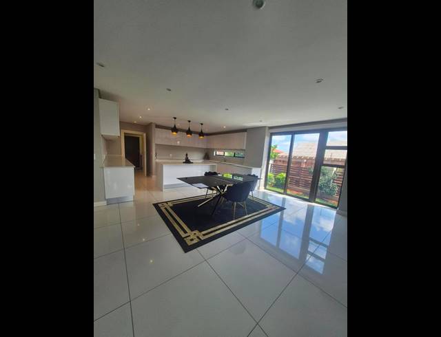 6 BEDROOM TOWNHOUSE FOR SALE IN IZINGA RIDGE